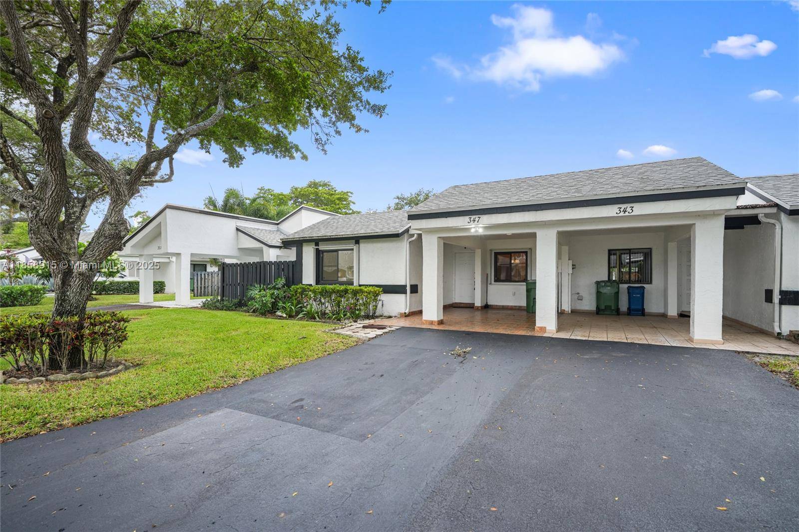 Welcome to this beautiful and bright villa in the sought after City of Weston.