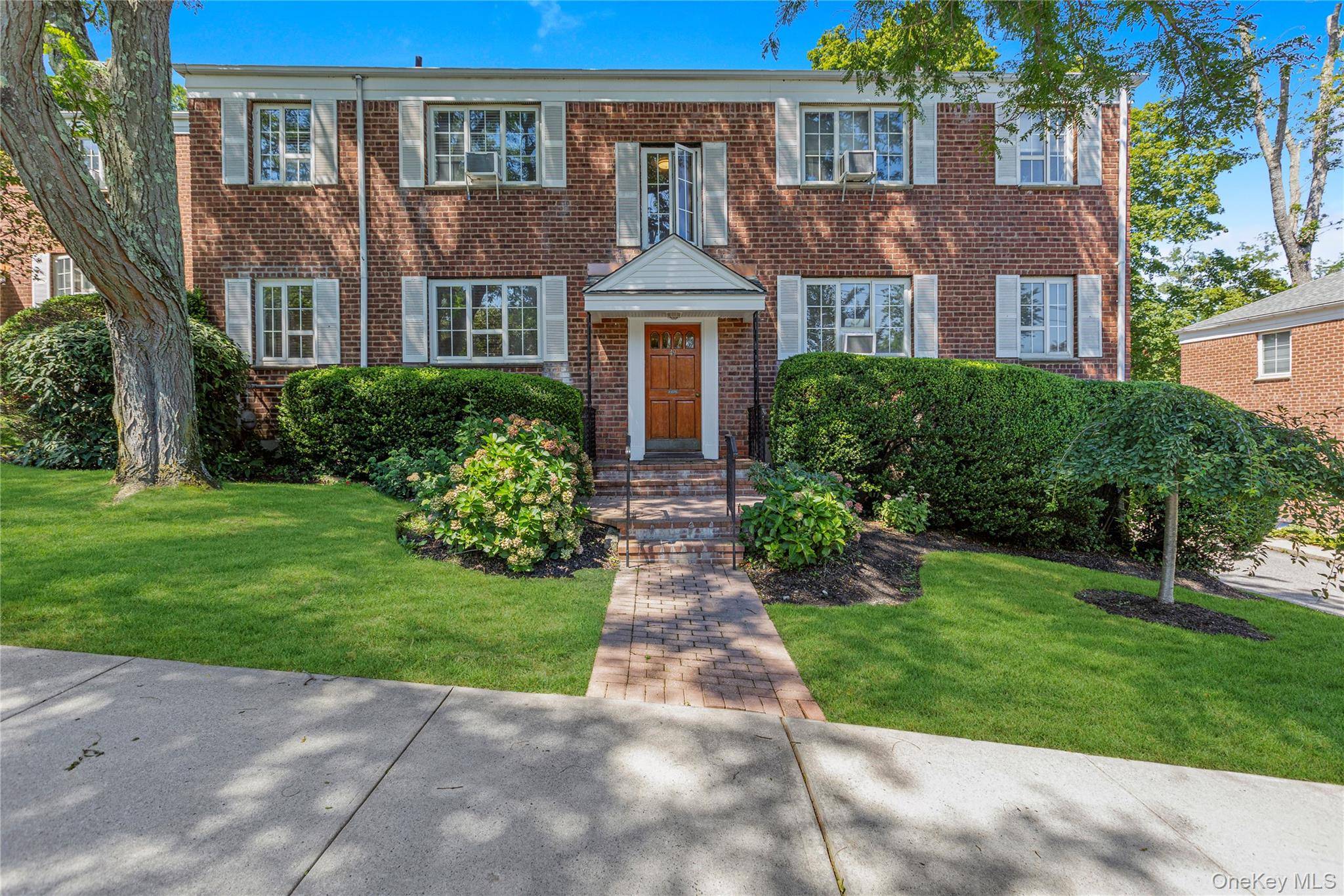Sought after Nathan Hale, sunny first floor, 1 Bedroom unit featuring hardwood floors through out, updated kitchen with Granite counter tops and stainless steel appliances, updated full bath and king ...