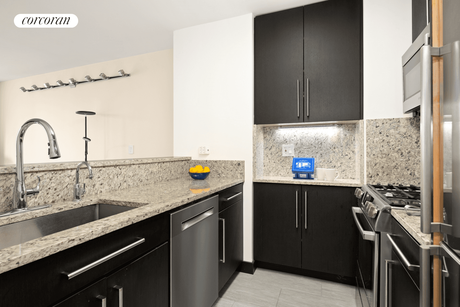 Welcome home to this beautiful and sun drenched 1 bed, 1 bath condominium perched high in the sky with breathtaking city views.