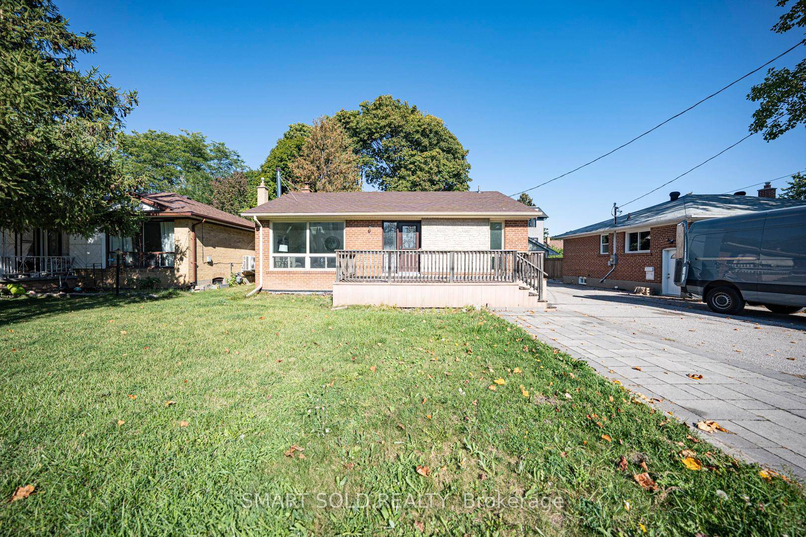 Bright amp ; Spacious Bungalow On A Quiet Street In Prime Richmond Hill !