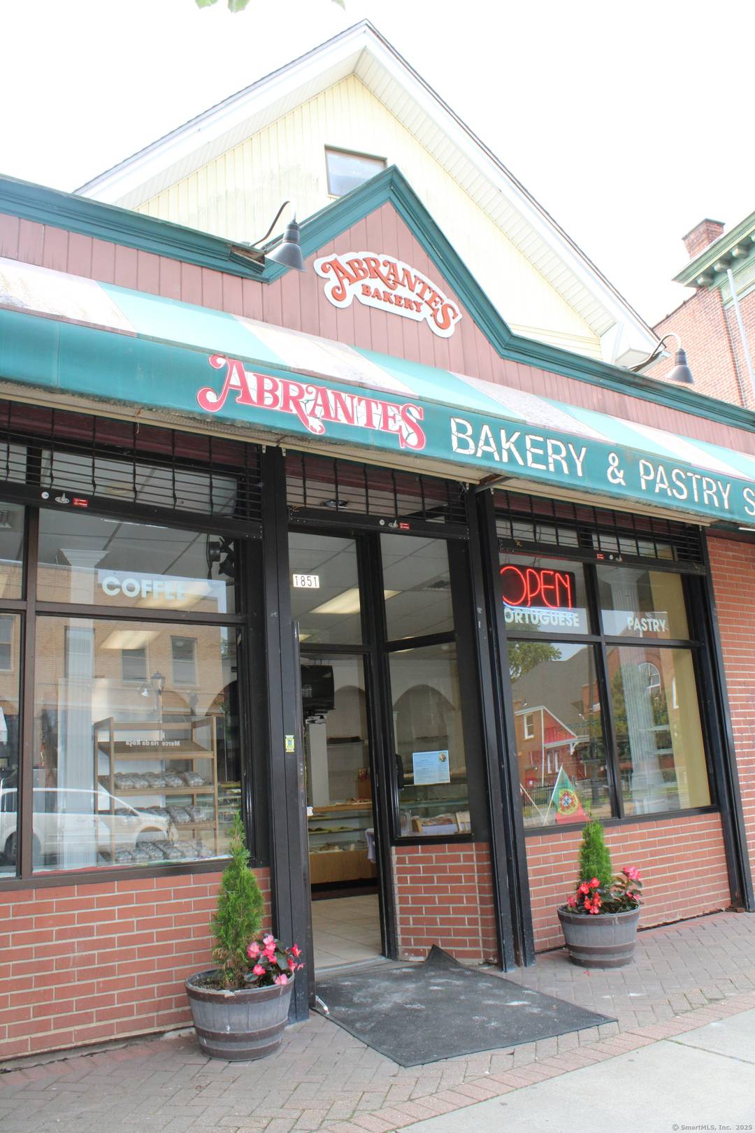 Incredible opportunity to own a prime commercial property in the heart of Parkville with over 4, 000 sq ft of space !