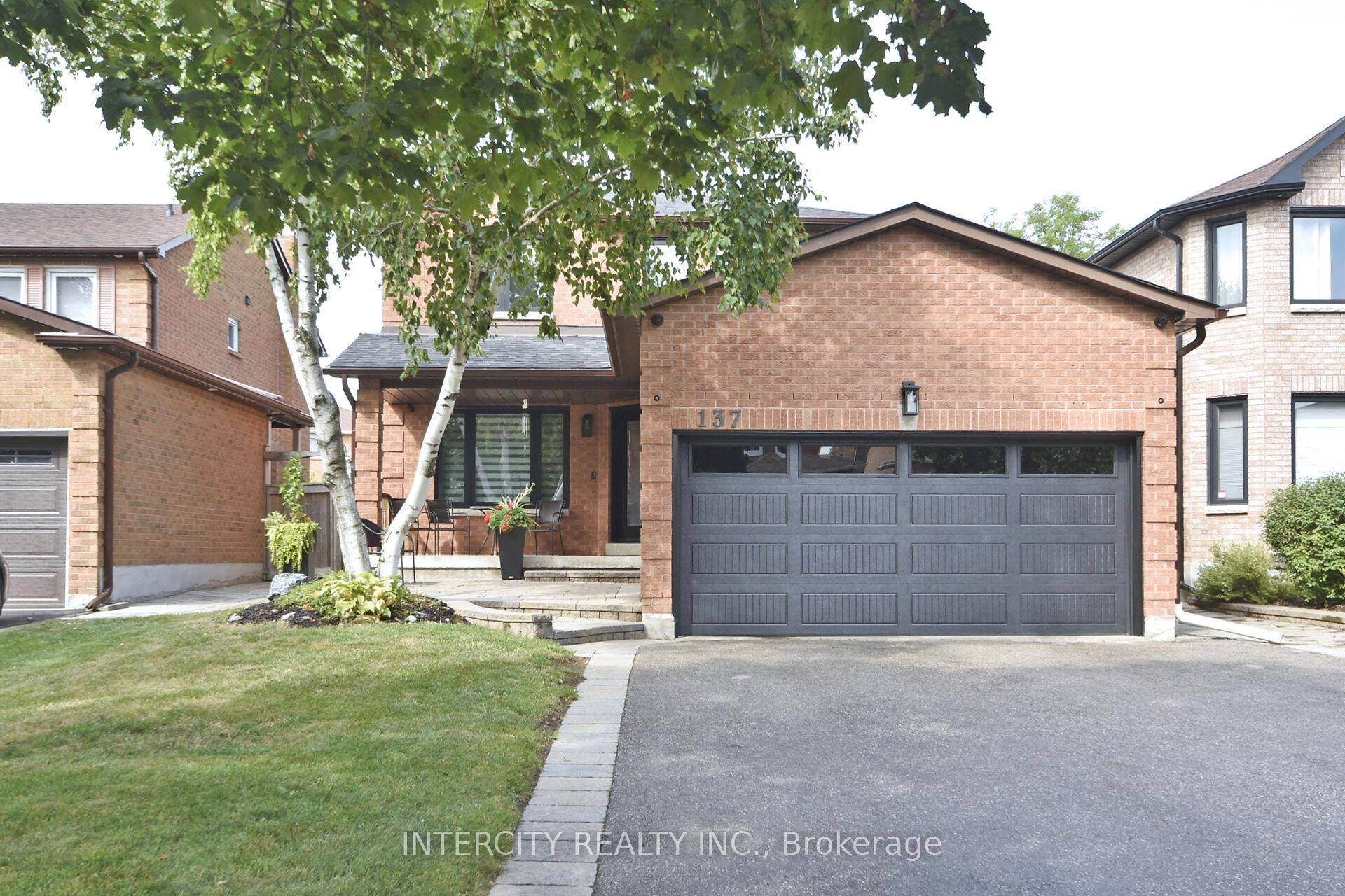 Welcome to this stunning 2 Storey with renovated main floor from floor to ceiling.