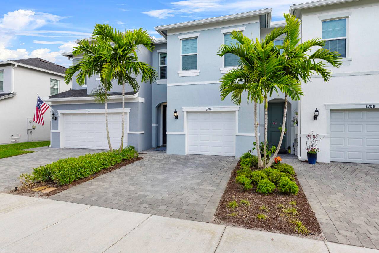 Located in the heart of Stuart, this 3 bedroom, 2.