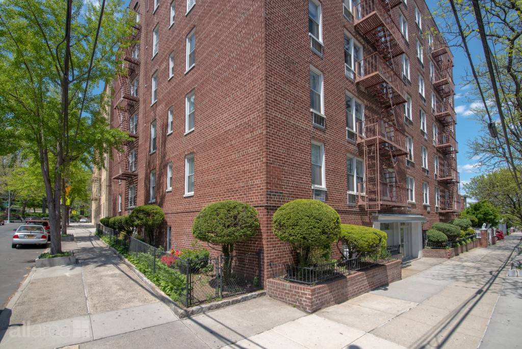Renovated 1 bedroom 1 bathroom, in the heart of Woodside !