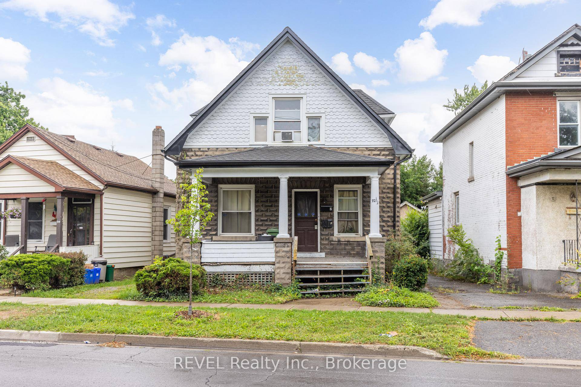 Seize an outstanding investment opportunity with this triplex in downtown St.