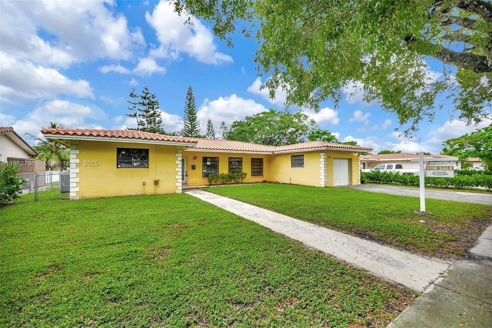 Lakefront 4 bedroom, 4 bath, pool home in Miami Lakes.