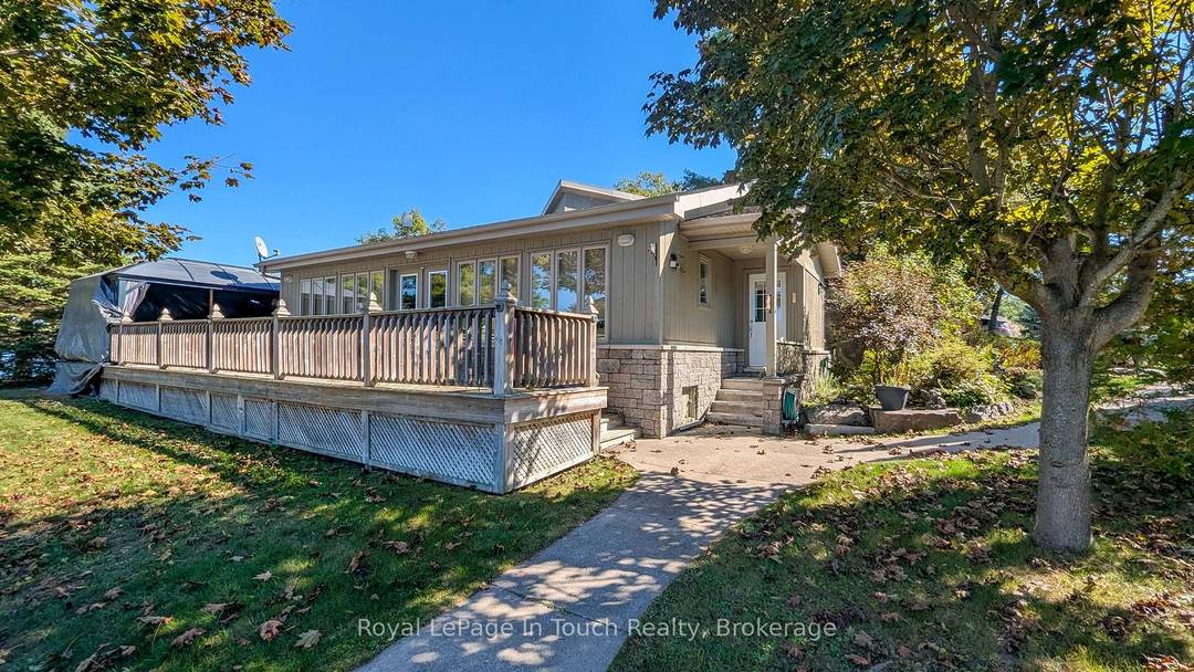 This 3 bedroom unit is located in the unique Trails End waterfront development in Honey Harbour, on Georgian Bay.