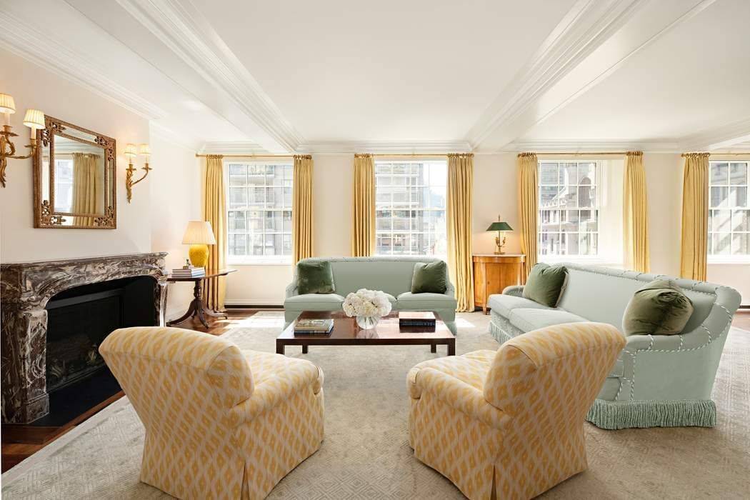 Perfectly located in the heart of the Upper East Side, this wonderful full floor residence benefits from an expansive and versatile layout and elegant proportions.