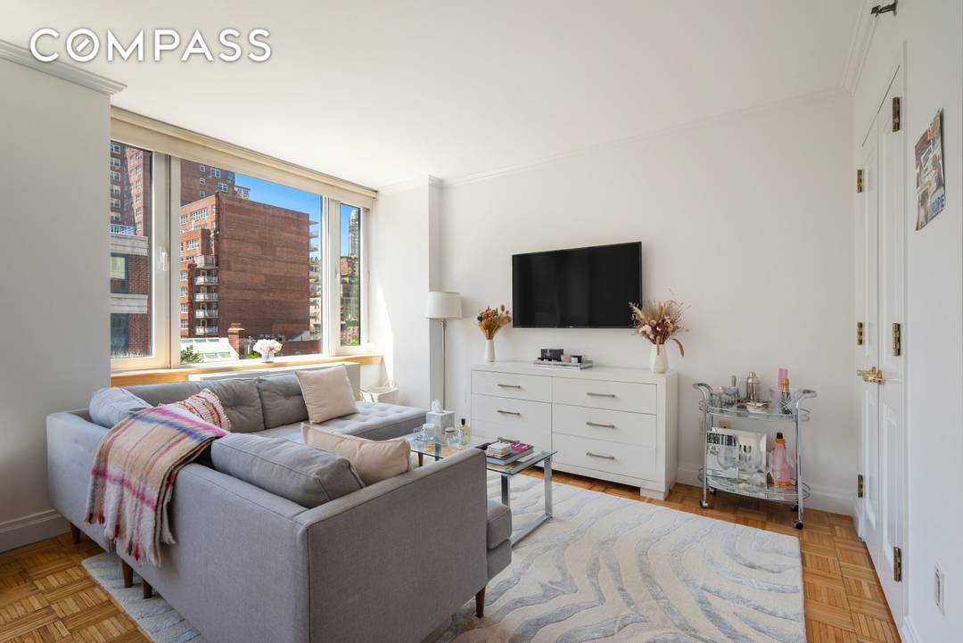 Residence 6M at the beloved Impala Condominium is the New York City dream !