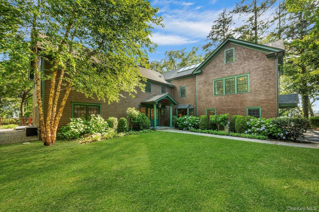 As does Frank Lloyd Wright s Fallingwater, this hilltop enclave provides privacy, luxury and customized details.
