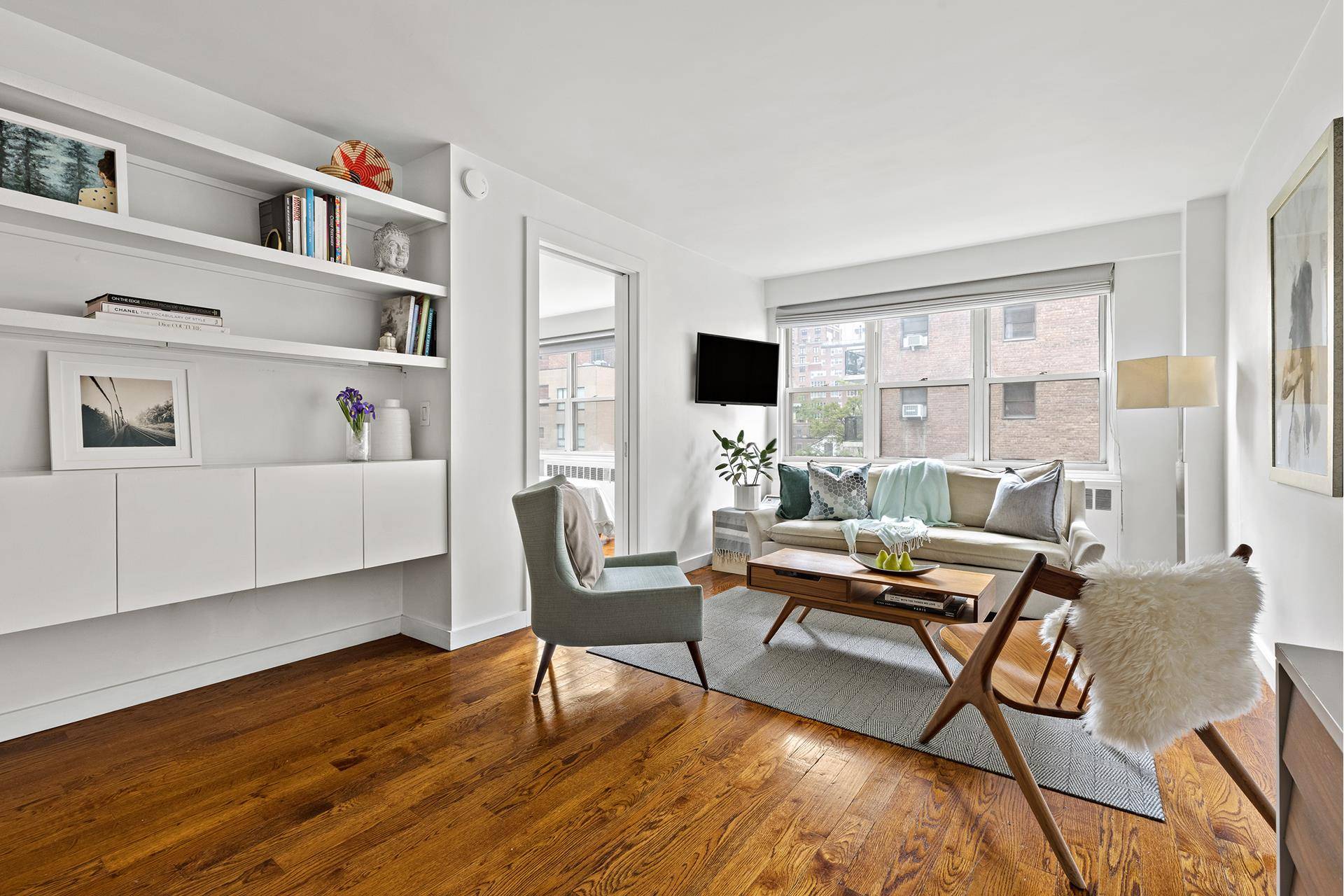 AVAILABLE JULY 15TH Elegant one bedroom in Full Service Building, Prime Location.