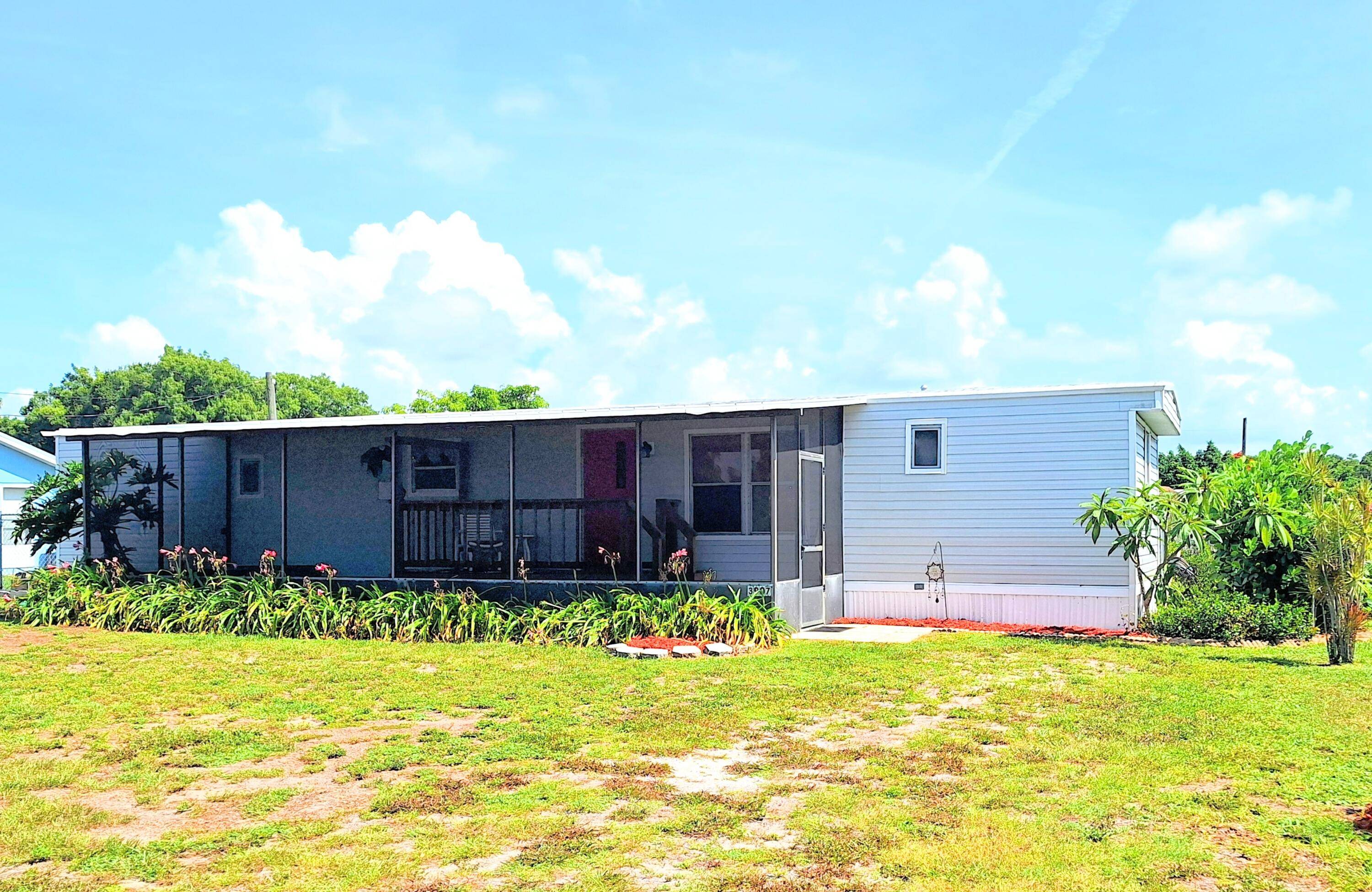 Super cute and cozy 2 bed 1 1 2 bath Mobile home on a lake access canal in Treasure island.