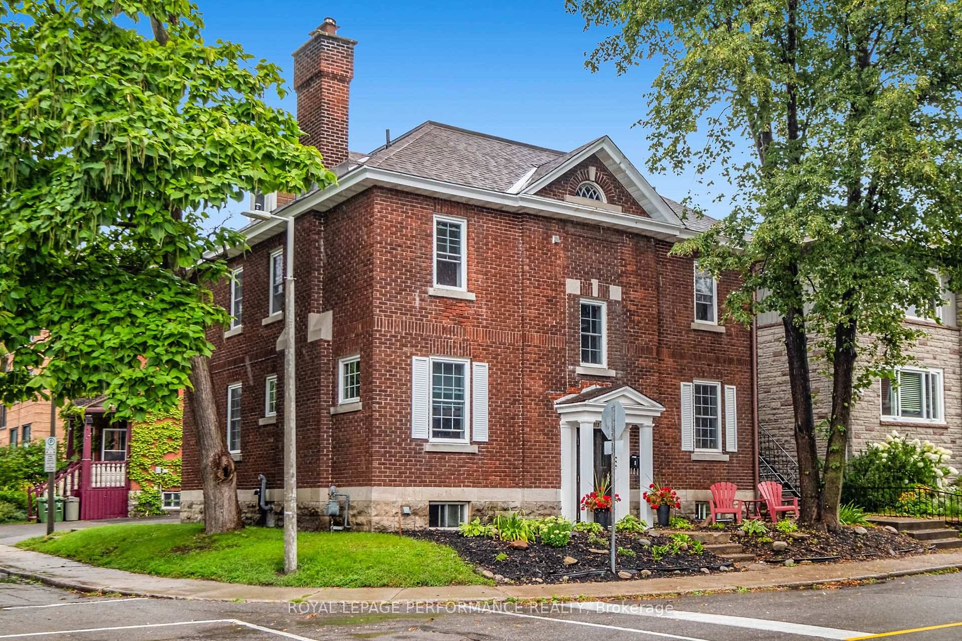 This building mixes modern finishings and classic charm.