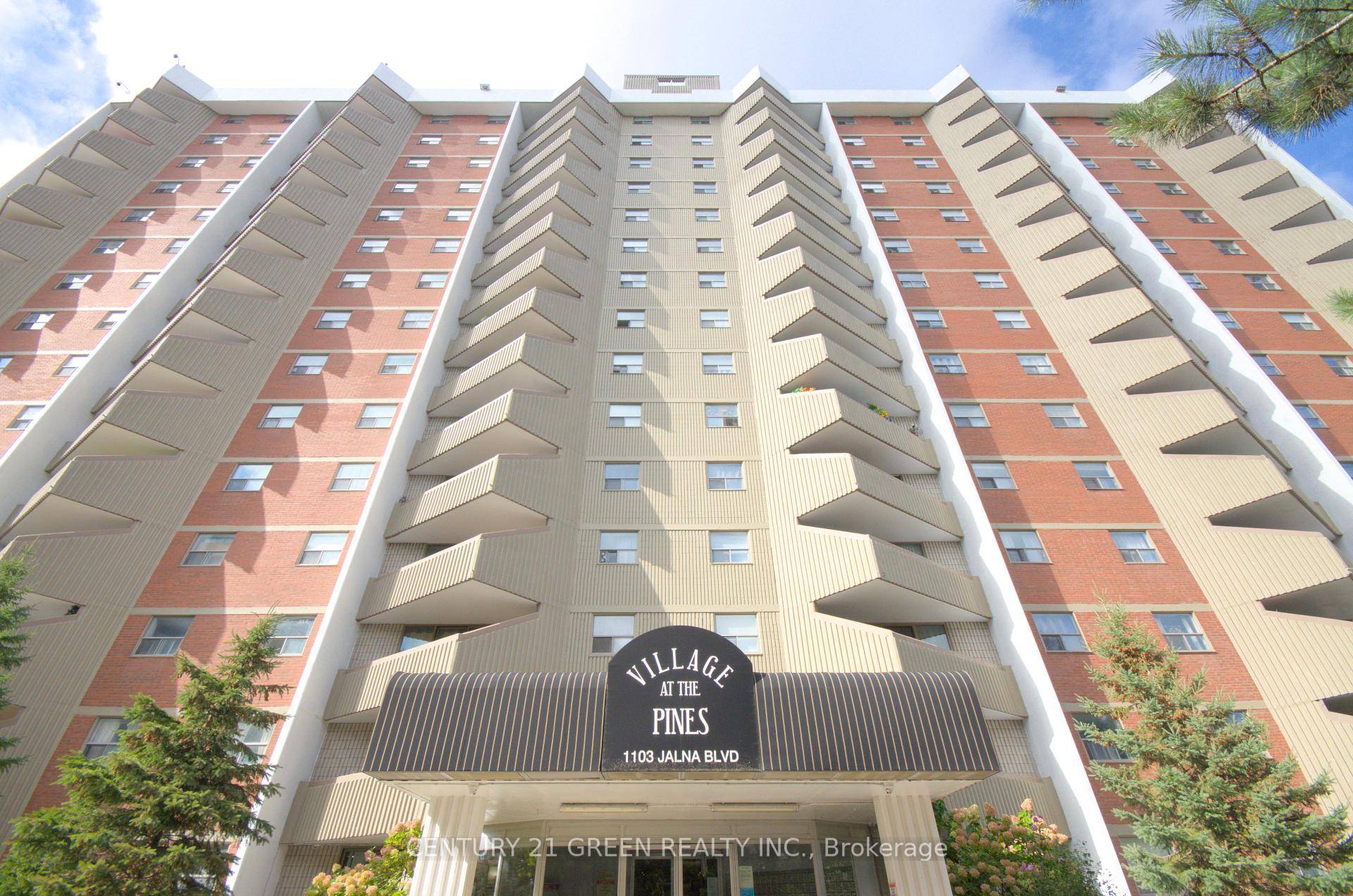 Welcome to this bright and spacious 1 bedroom condo located in a prime, highly accessible location !