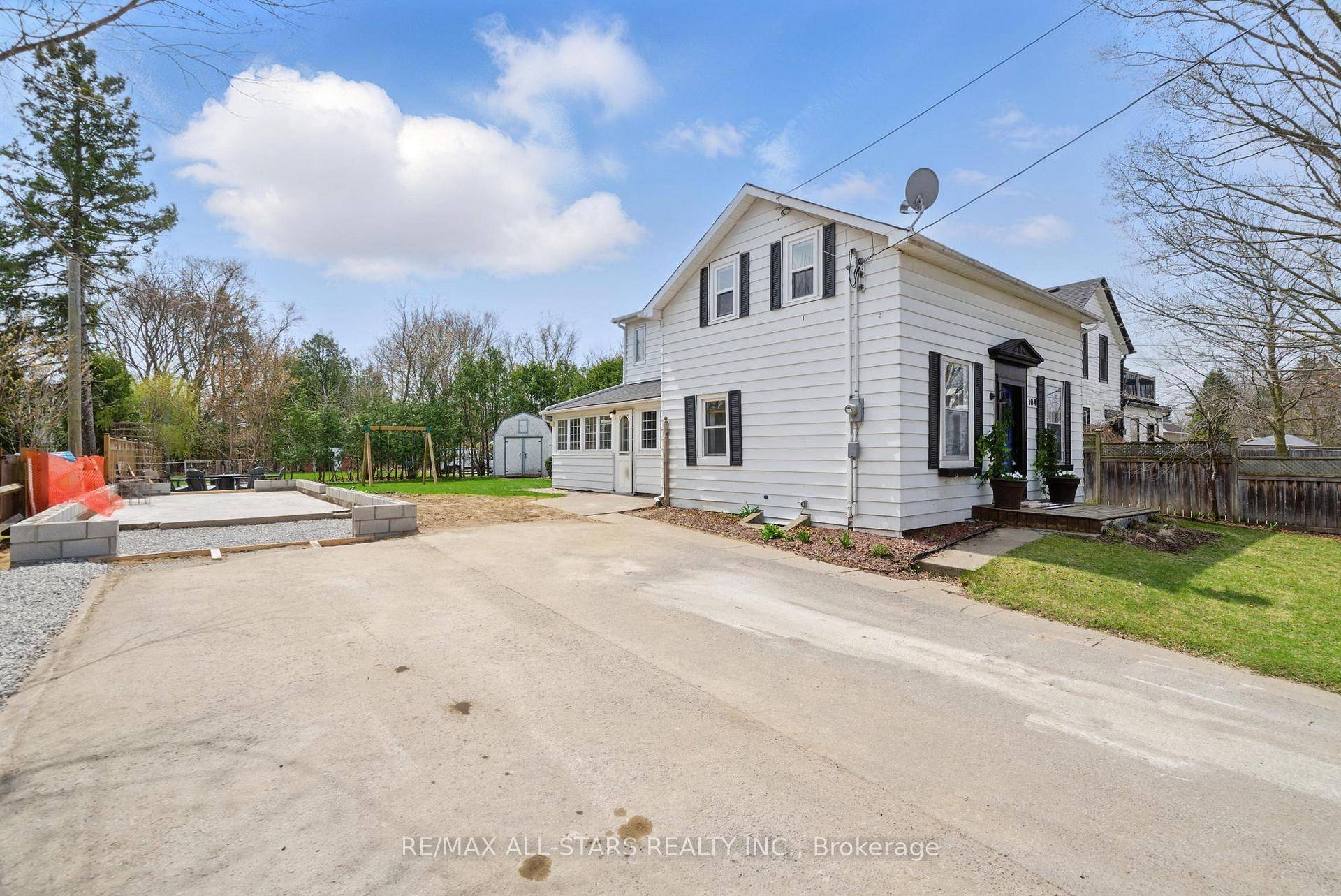 Charming and well maintained 3 bedroom, 1 3 4 storey home in the heart of Uxbridge !