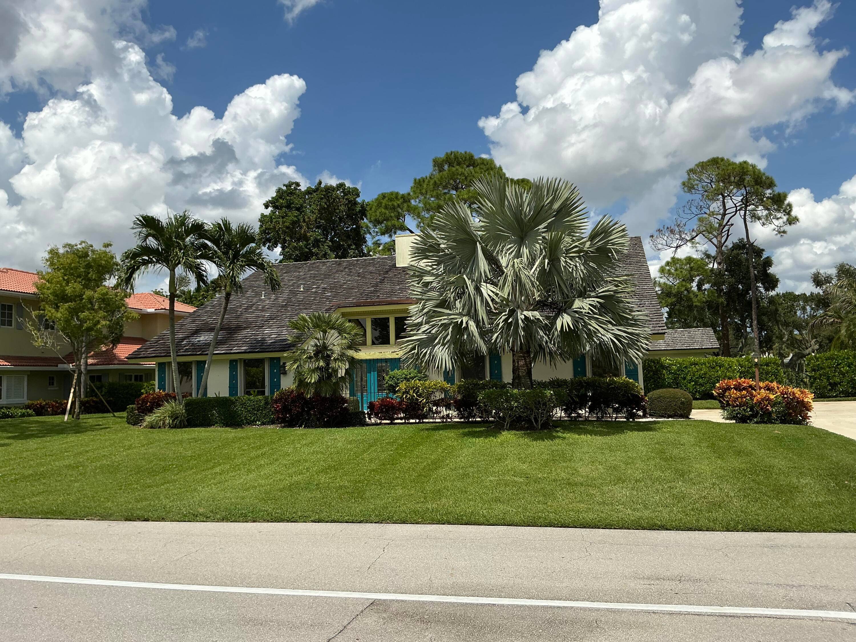 FURNISHED 3 BEDROOM HOME PLUS AN OFFICE AVAILABLE FROM 6 MONTHS AND A DAY TO 11 MONTHS.