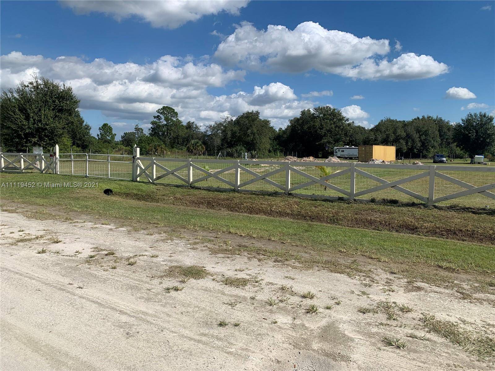 MOVE TO YOUR OWN 29' RV WHILE BUILDING YOUR NEW HOUSE.