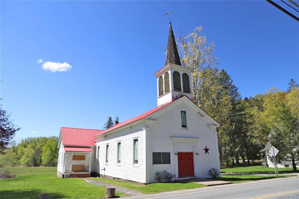 This classic church has been renovated and offers a contemporary living space combined with an amazing open workspace.