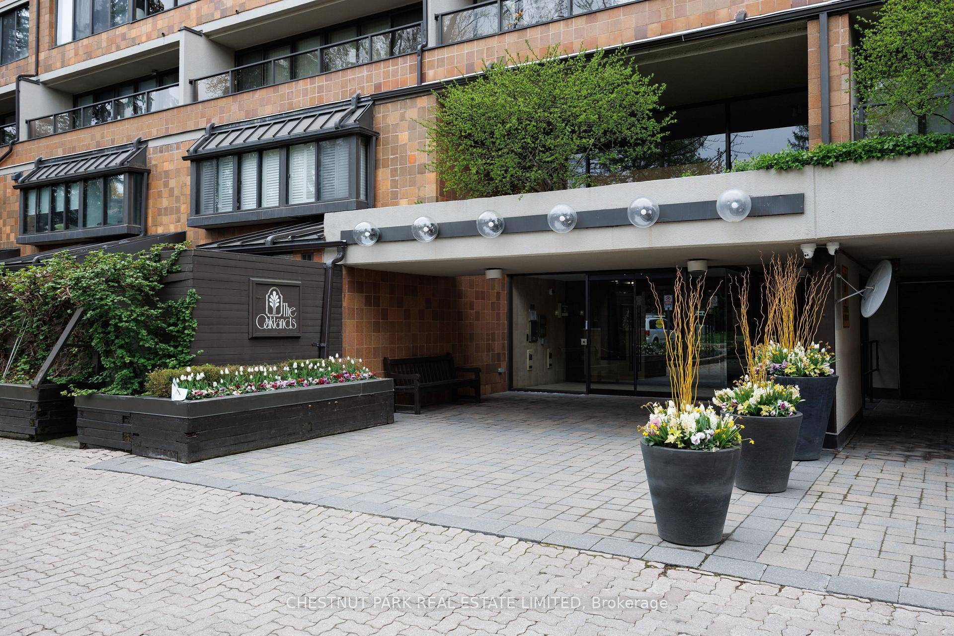 Rare Renovated Pied a Terre at The Oaklands a Pristine, designer updated 1 bedroom suite in this renowned building in the heart of Summerhill.
