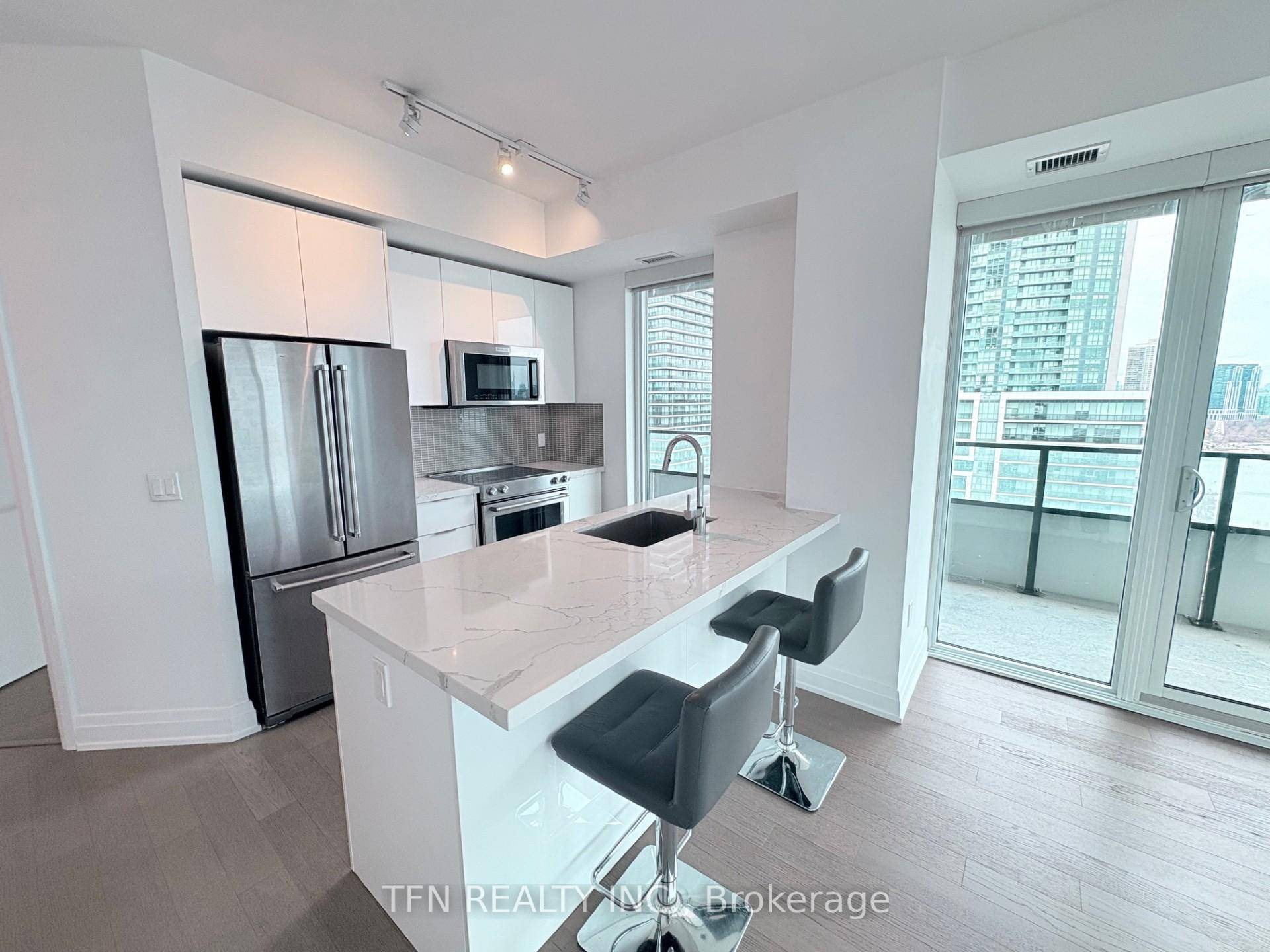 Large Corner Suite With Fabulous Unobstructed View Of Lake Ontario amp ; Downtown Skyline !