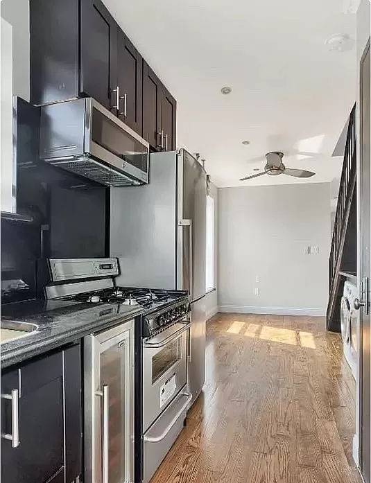 Beautifully renovated 2 bedroom with private roof deck !