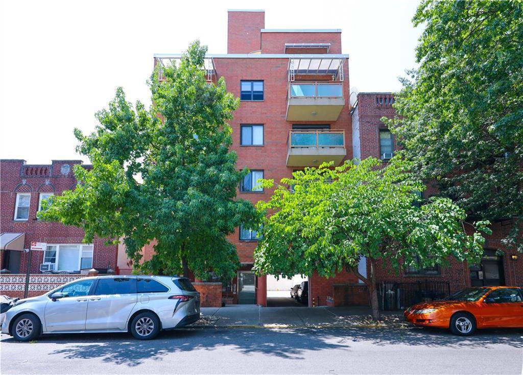 Welcome to this well maintained 984 sqft condo with elevator access in Bensonhurst.