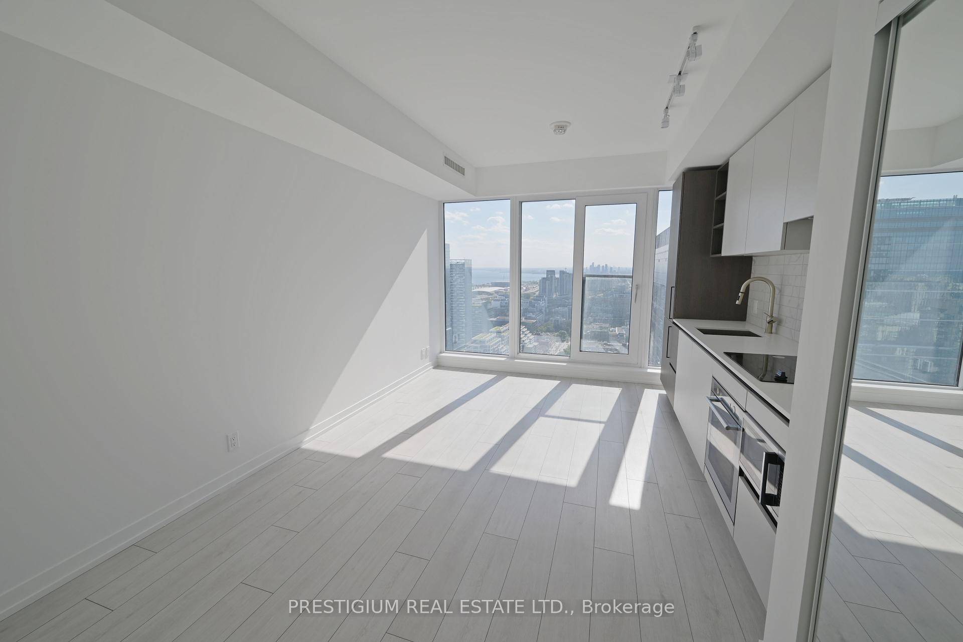 1 year new pristine studio suite !