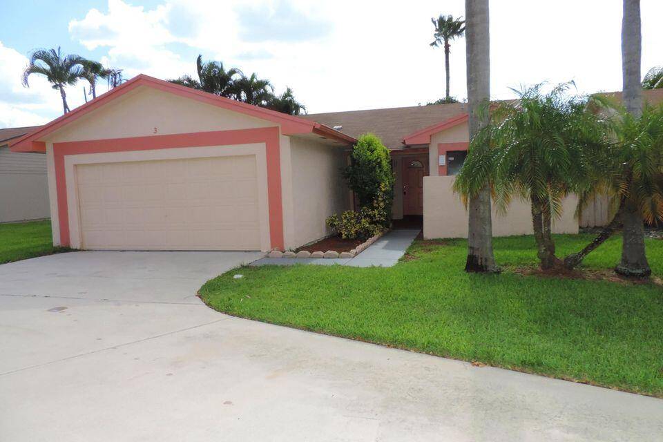 Spacious 4 Bedroom, 2 Bath Home in Boynton Lakes !