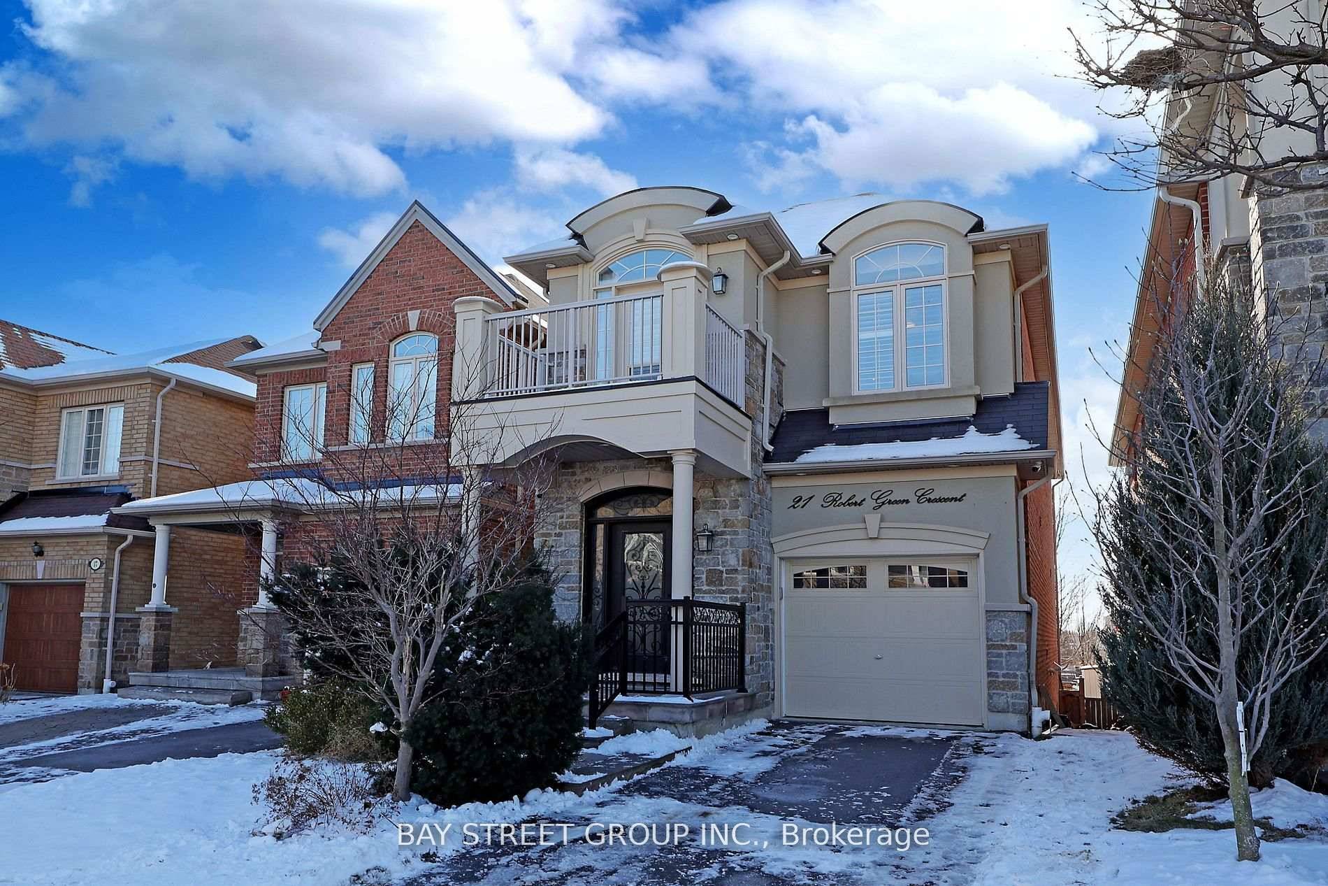 Stunning 4 bedroom, 4 bathroom home in desirable Patterson community with a walkout basement !