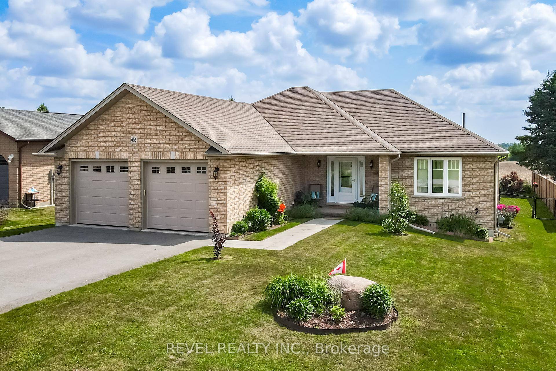 Welcome to 35 Bruce St, Oakwood ; small community life at its best.