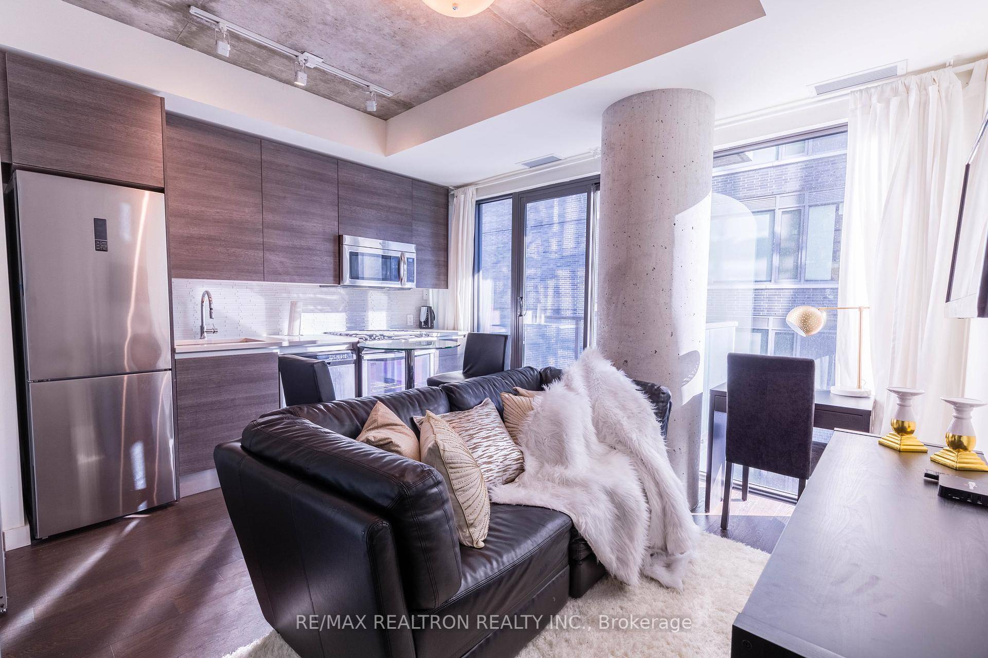 Welcome to this fully furnished condo located in the heart of Downtown Toronto's vibrant King West neighborhood.