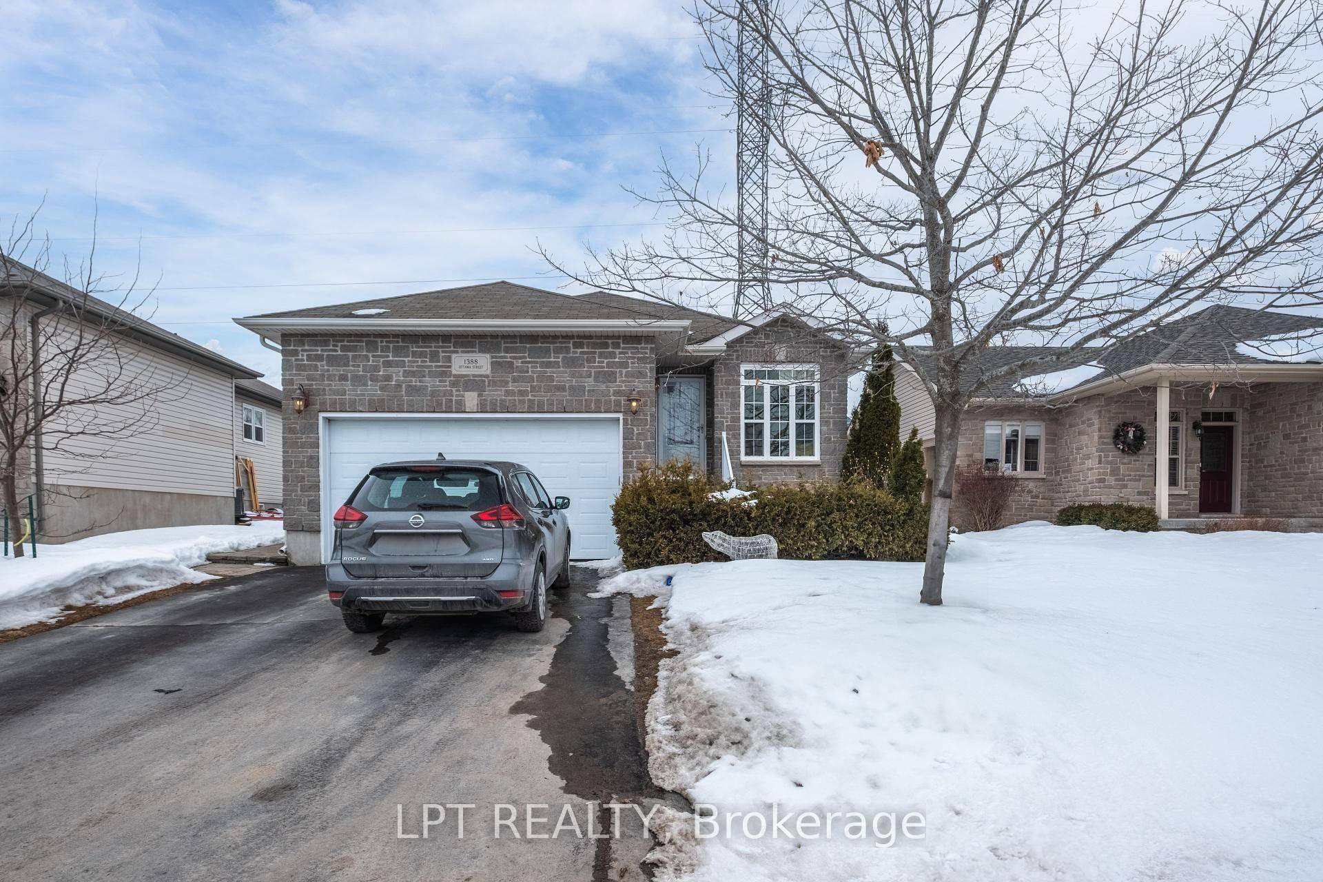 Hey buyers get 1500. 00 in closing fees with this home Stylish and Desirable Bungalow in Kingston, ON Welcome home in the heart of Kingston !