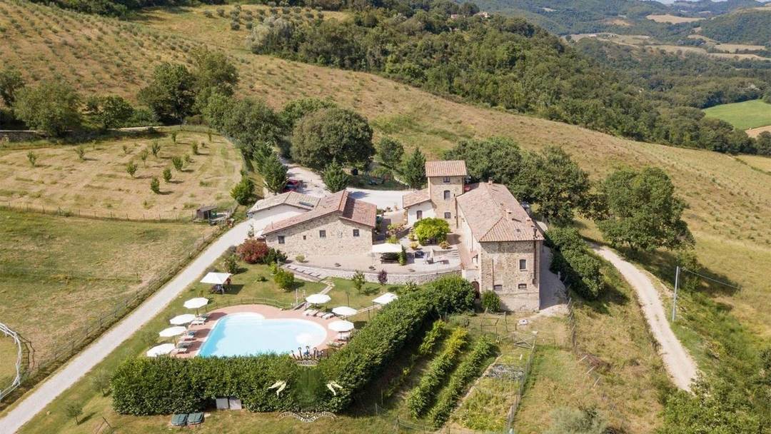 Established agritourism business with 12 bedrooms, swimming pool and organic olive oil production for sale in Umbria in a panoramic setting