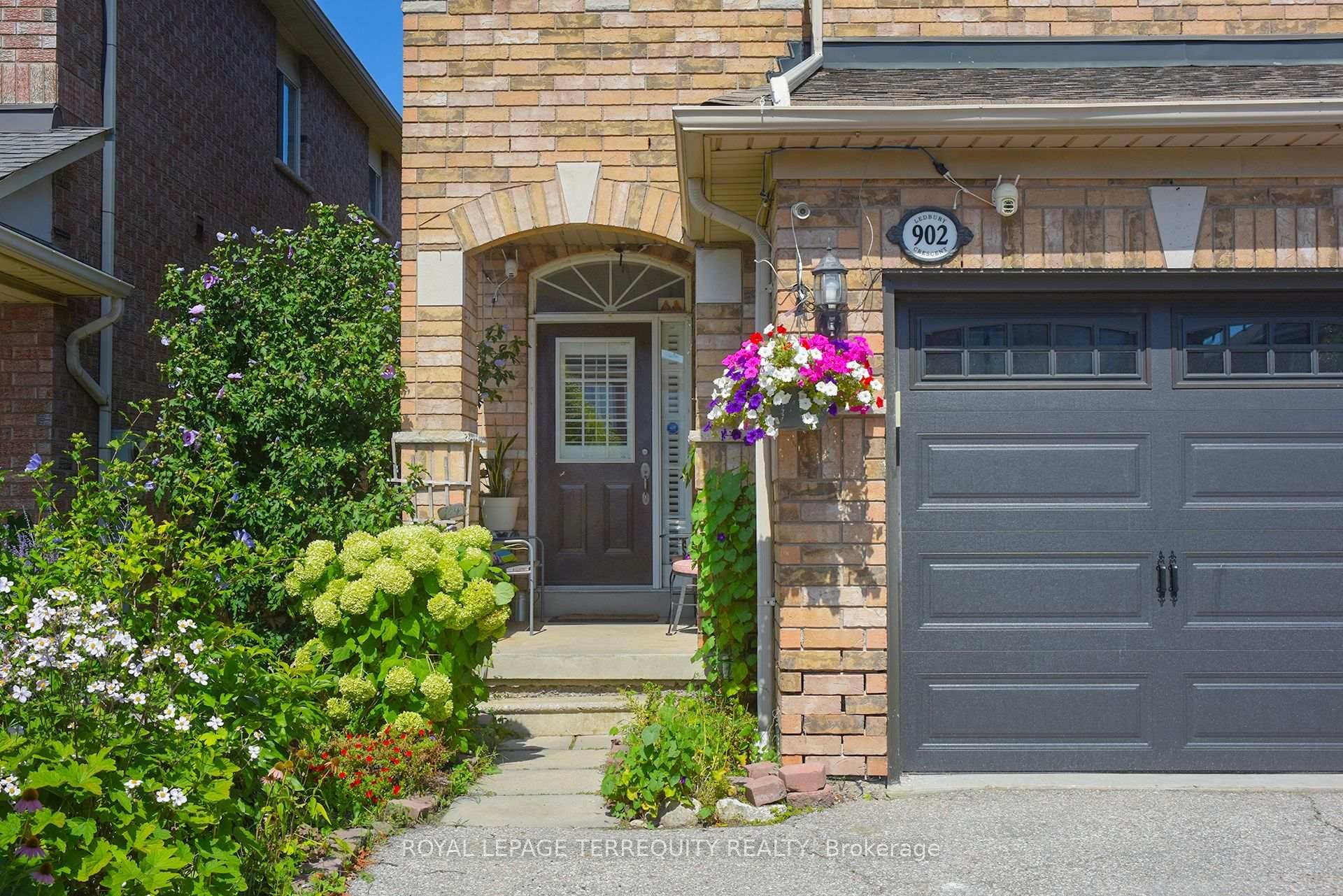 A cosy updated home in the Heartland Area, close to all shopping Walmart, Costco, Home Depot, BestBuy, various restaurants, and many more conveniences.