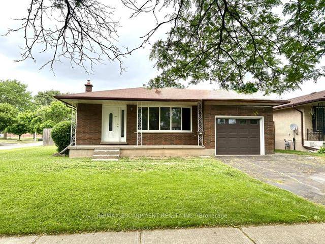 This spacious 3 1 bedroom, 2 bathroom backsplit home is packed with potential, offering a perfect canvas for investors, renovators, or first time homebuyers.