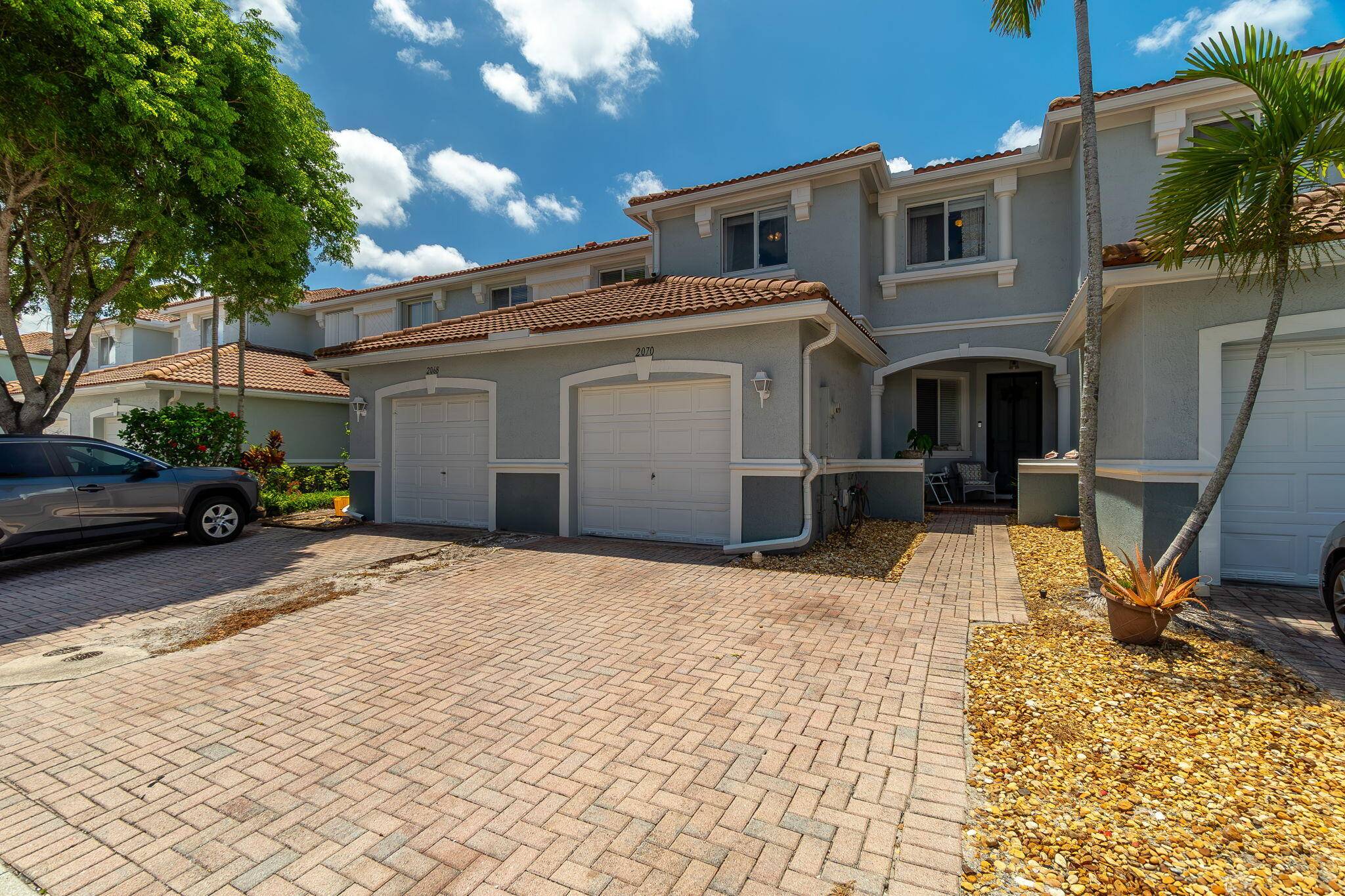 WOW ! ! ! ! ! Beautiful townhouse located in sought after Thousand Oaks.