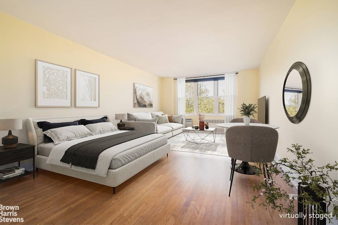 This lovely light filled studio is located on one of the most coveted tree lined streets in Brooklyn Heights.