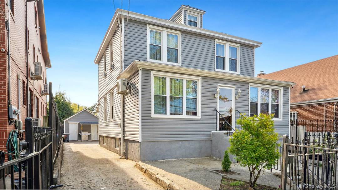 Beautifully Maintained Home Offering Space, Comfort amp ; Prime Location This spacious and well maintained home combines comfort, versatility, and convenience in one of Queens most sought after neighborhoods.