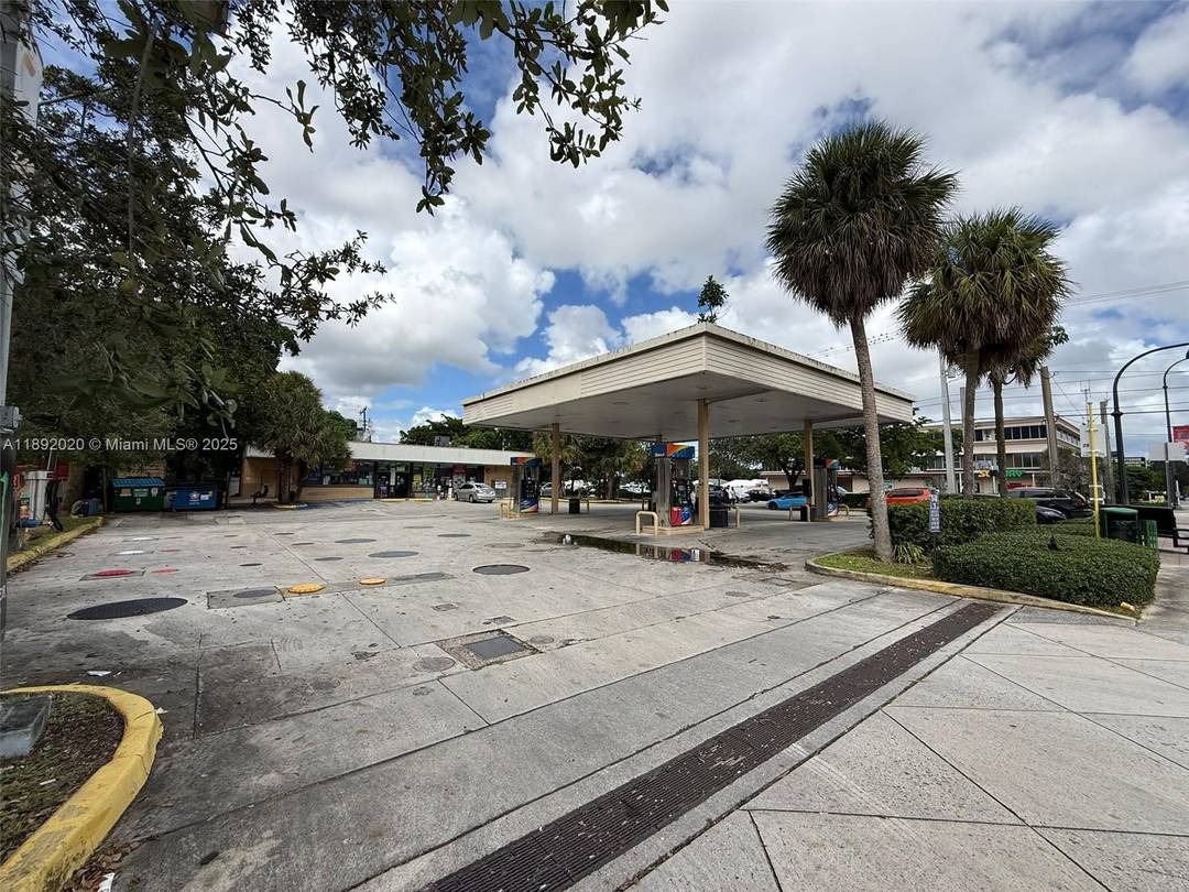 This lucrative property is a fully operational, turnkey business, ready for you to step in and start generating revenue immediately The sale encompasses both the business and the real estate, ...