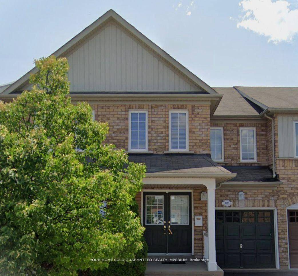 Welcome to this bright and stylish Couglan built freehold townhouse.
