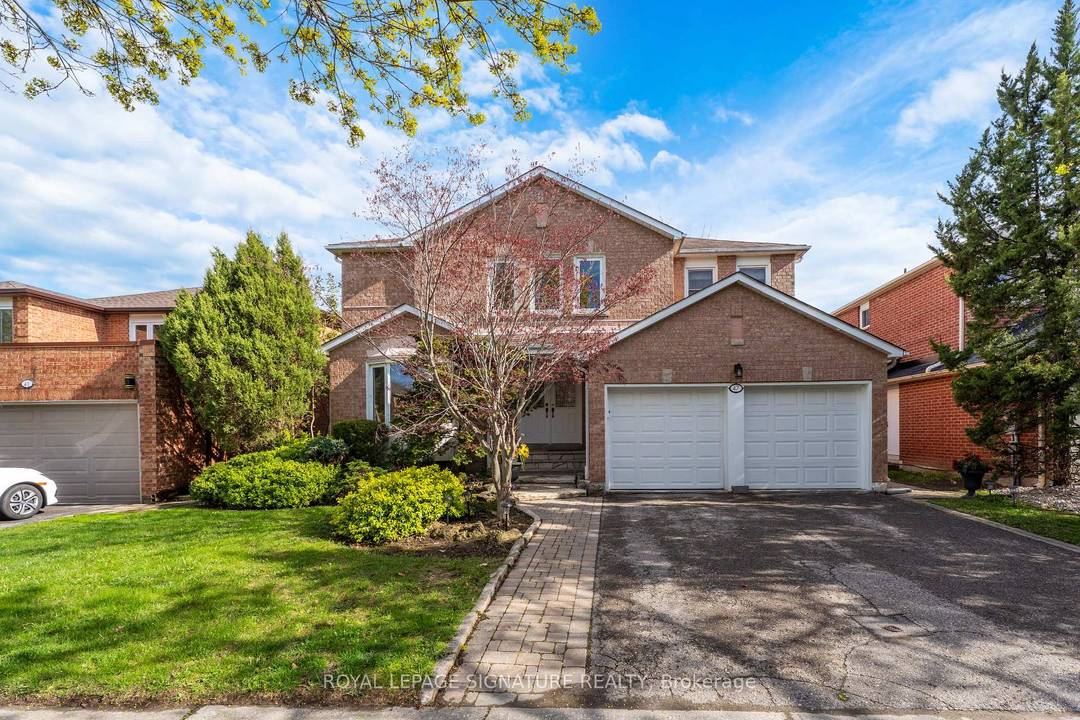 G O R G E O U S Family Home on a Quiet Street in Thornhill !