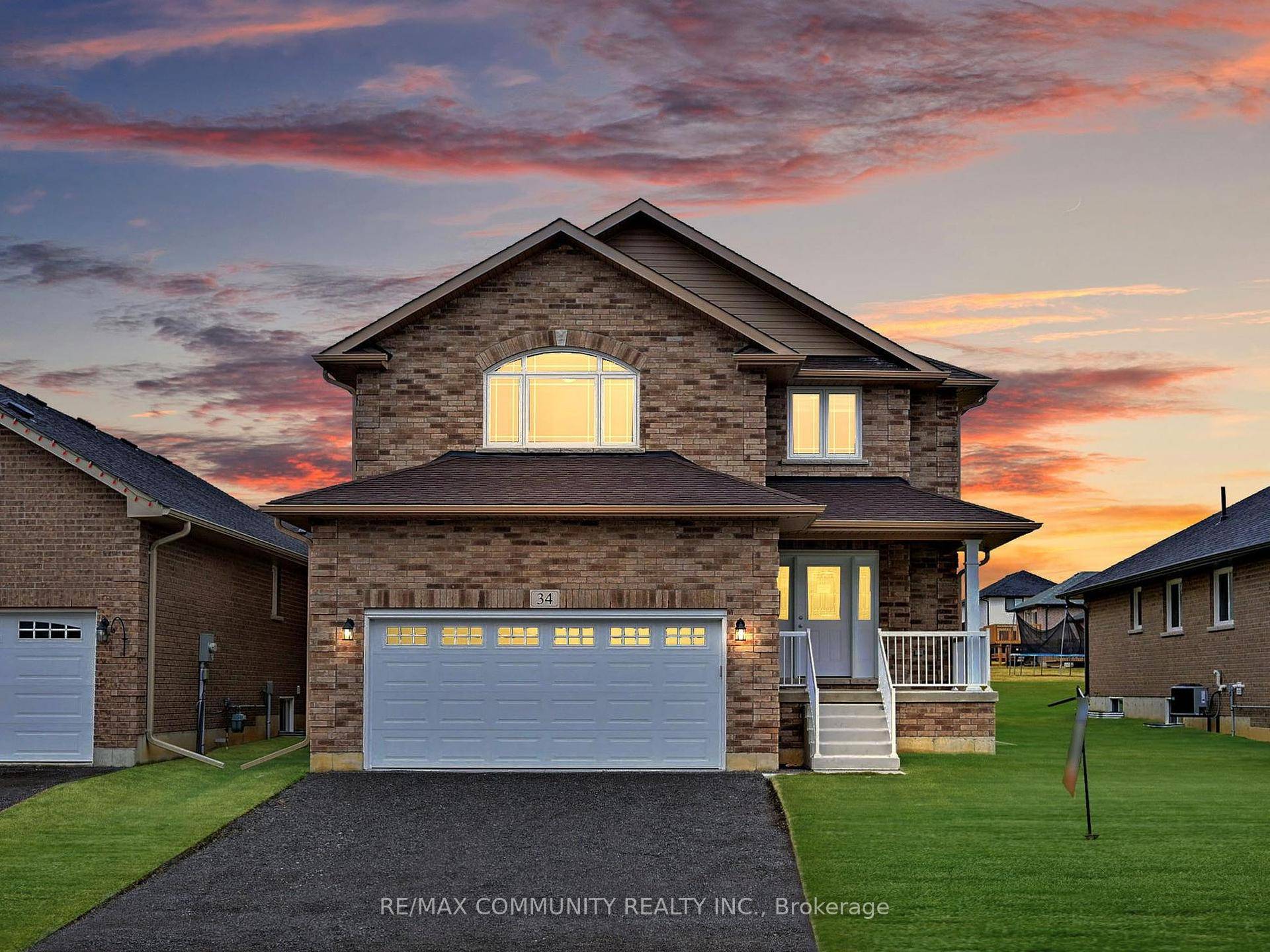 This 2 Story Norwood Park Estates's Home situated 20 minutes East of Peterborough, comes with 4 1 Bedrooms and 4.