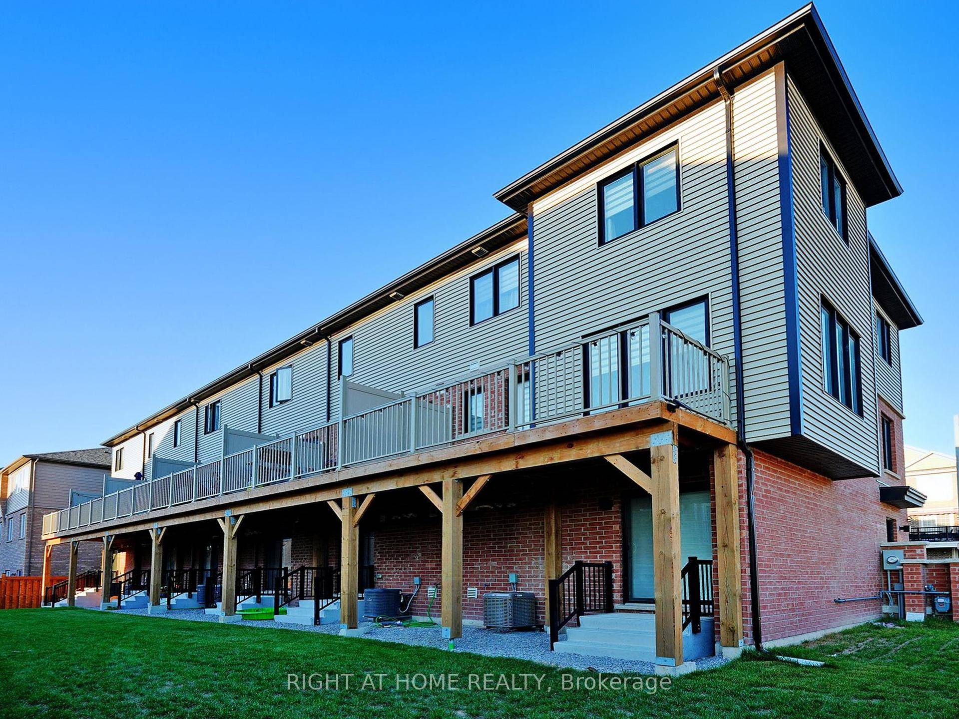 Bright corner unit townhome, open concept layout with a modern kitchen at its centre, the kitchen futures stainless steel appliances and granite countertops, Extra long driveway can fit 2 cars ...