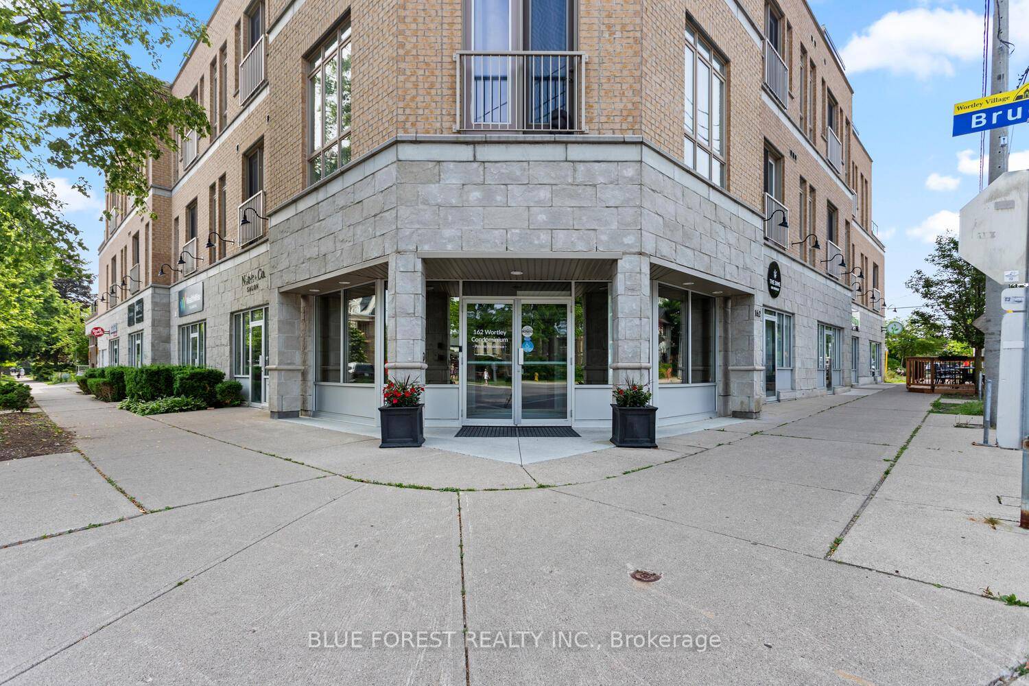 Welcome to 306 162 Wortley Road the largest condo in the building, offering generous indoor and outdoor living in one of London's most desirable neighbourhoods.
