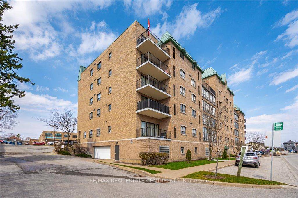 Situated in the beautiful downtown Orangeville core, youll find 200 Broadway, a sought after condominium conveniently located within walking distance to local shopping, restaurants and so much more.