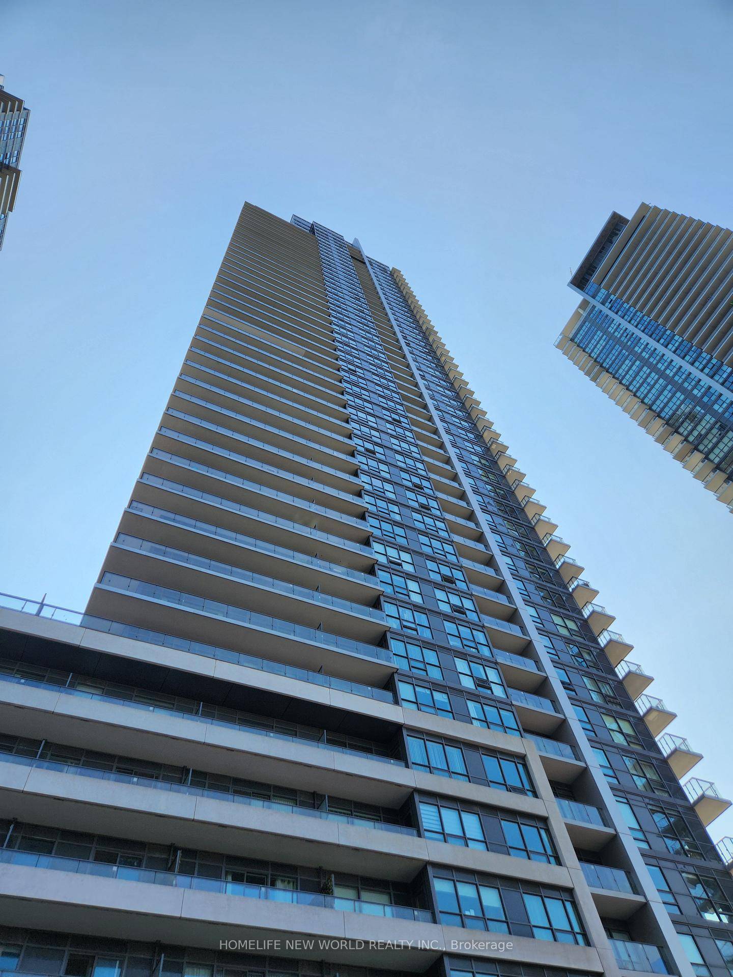 Bright and Spacious 2 Bedrooms 2 Washroom Corner Suite at Westlake !