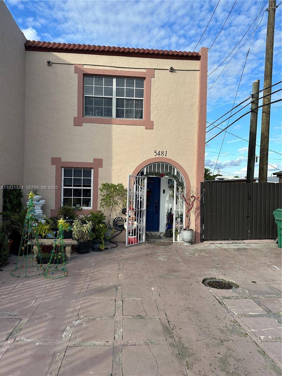 Hurry ! ! Won't last ! ! Corner unit, well maintain property, great property for first time home buyers, affordable for buyers.