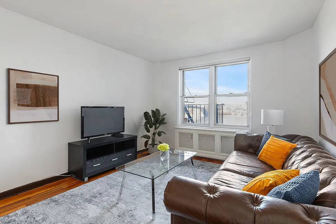 BACK ON THE MARKET WITH BRAND NEW APPLIANCES OPEN HUDSON RIVER VIEWS ?