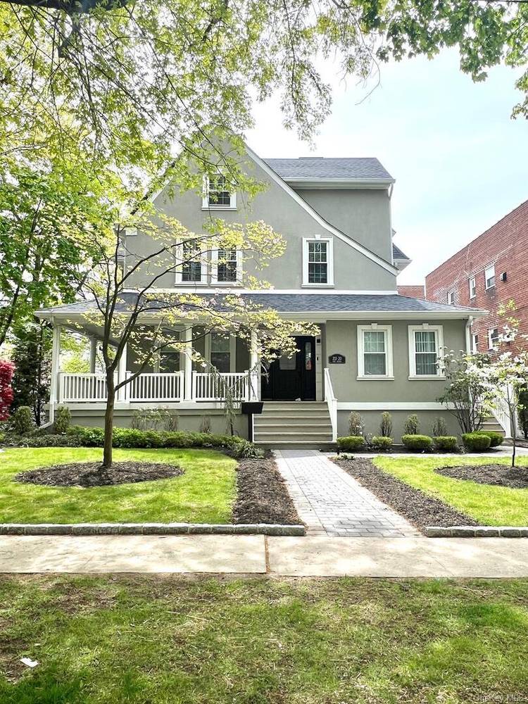 Bayside, Queens Luxury Rental Opportunity Exceptional 4 bedroom apartment located within a stunning Colonial style home in desirable Bayside, Queens.