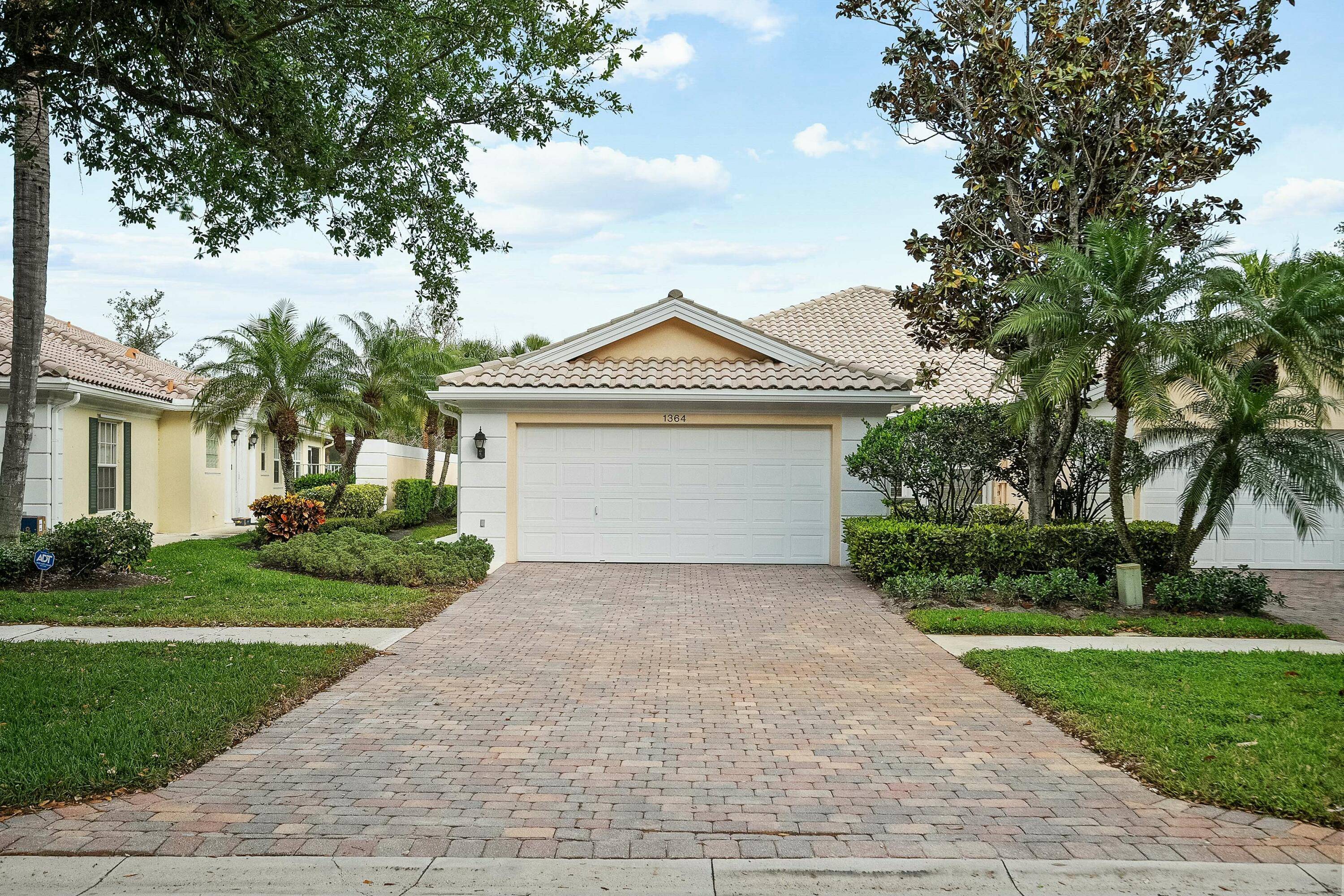 Welcome to this beautifully maintained 2 bedroom, 2 bathroom villa in the sought after Isles of Palm Beach Gardens.